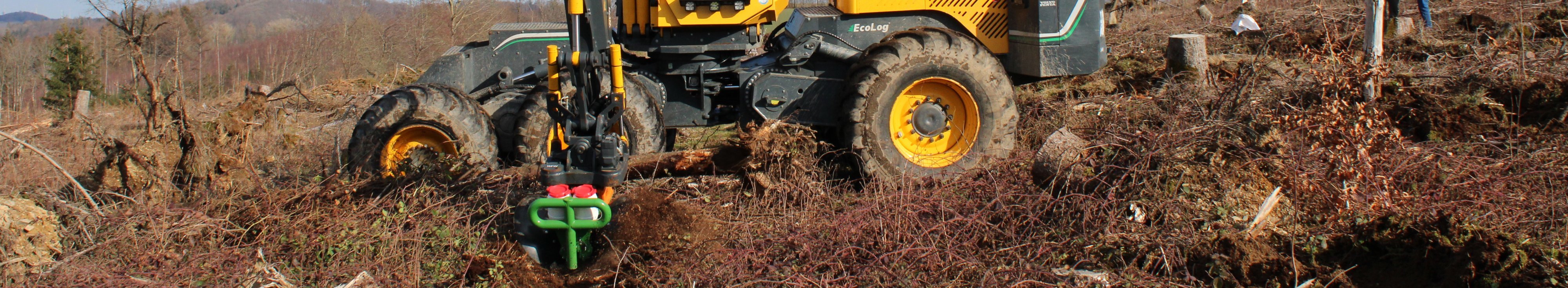 Starkholzharvester mit angebautem Saatkopf bei der Saat auf einer weitgehend geräumten Schadfläche im Frankenwald