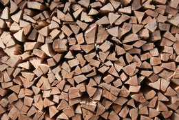 aufgeschichtetes Scheitholz