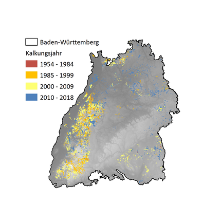 Ausweisung des Kalkungsbedarfs (Anzahl an nötigen Dolomitkalkungen mit einer Dosierung von 3 t/ha) bei Programmbeginn im Jahr 2010 (links) und bis 2018 in Baden-Württemberg dokumentierte Kalkungsmaßnahmen (rechts).