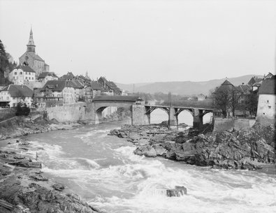 Rheinbrücke mit Stromschnellen in Laufenburg