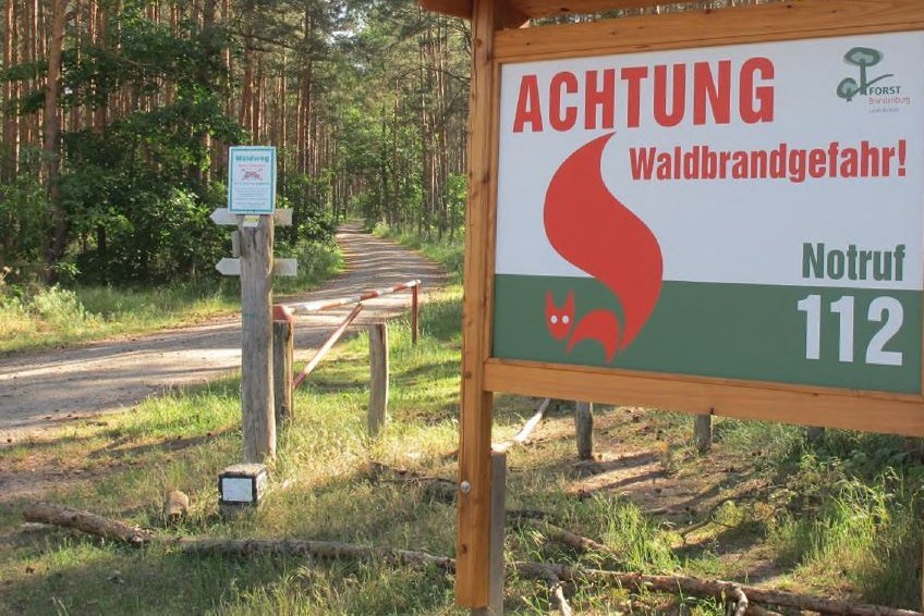 Waldbrandwarnschild im Brandenburger Wald