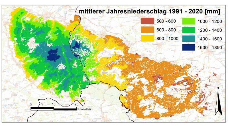 Eine Kartenübersicht mit farblichen Abstufungen zu den mittleren jahresniederschlägen an Waldstandorten im Harz 