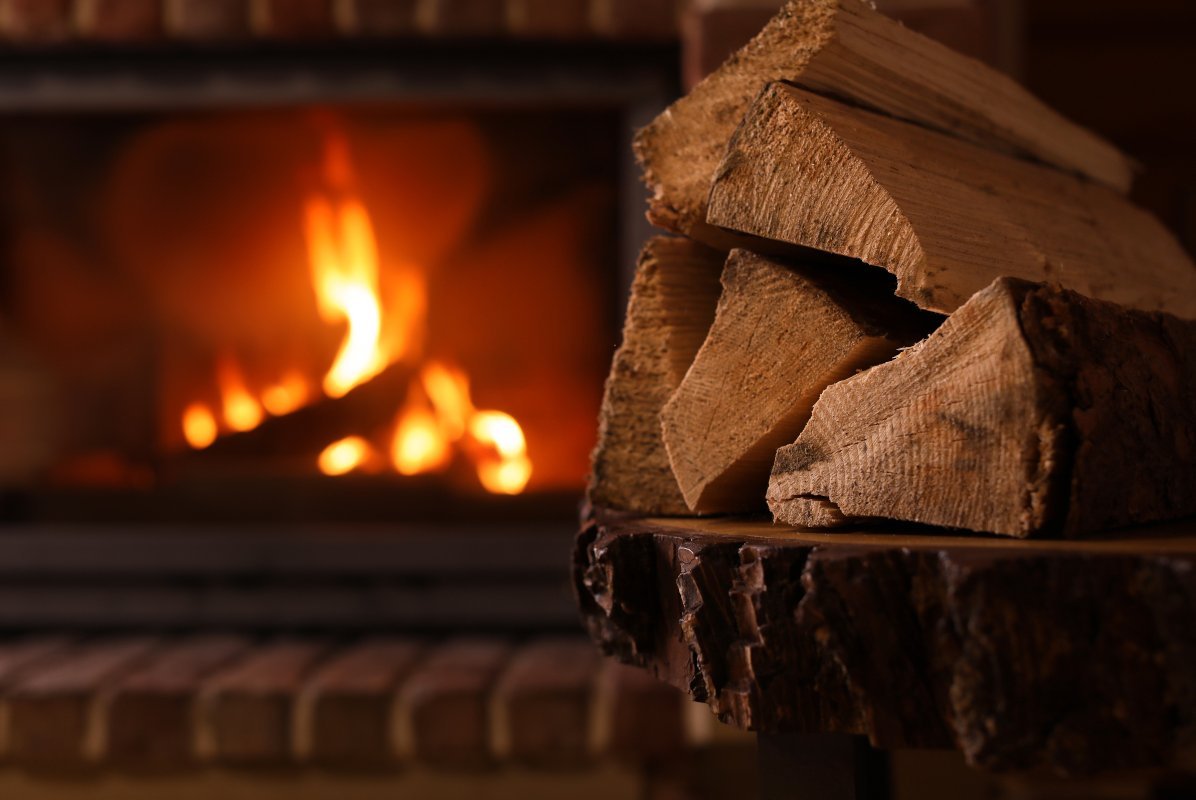 Feuerholz vor brennendem Kaminfeuer