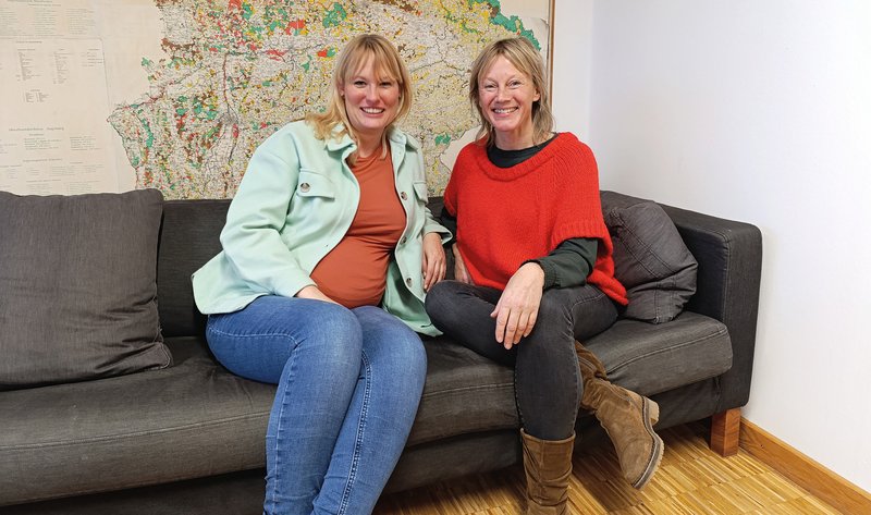 Zwei Frauen auf einer Couch