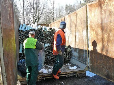 Die Hüllen werden in einem großen Container für den Transport zu einem Recyclingcenter gesammelt.