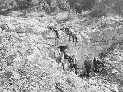 8 Männer bei Bachverbauung aus grossen Blocksteinen