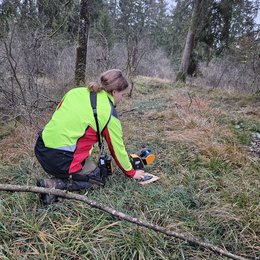 Frau mit einem Messgerät im Wald
