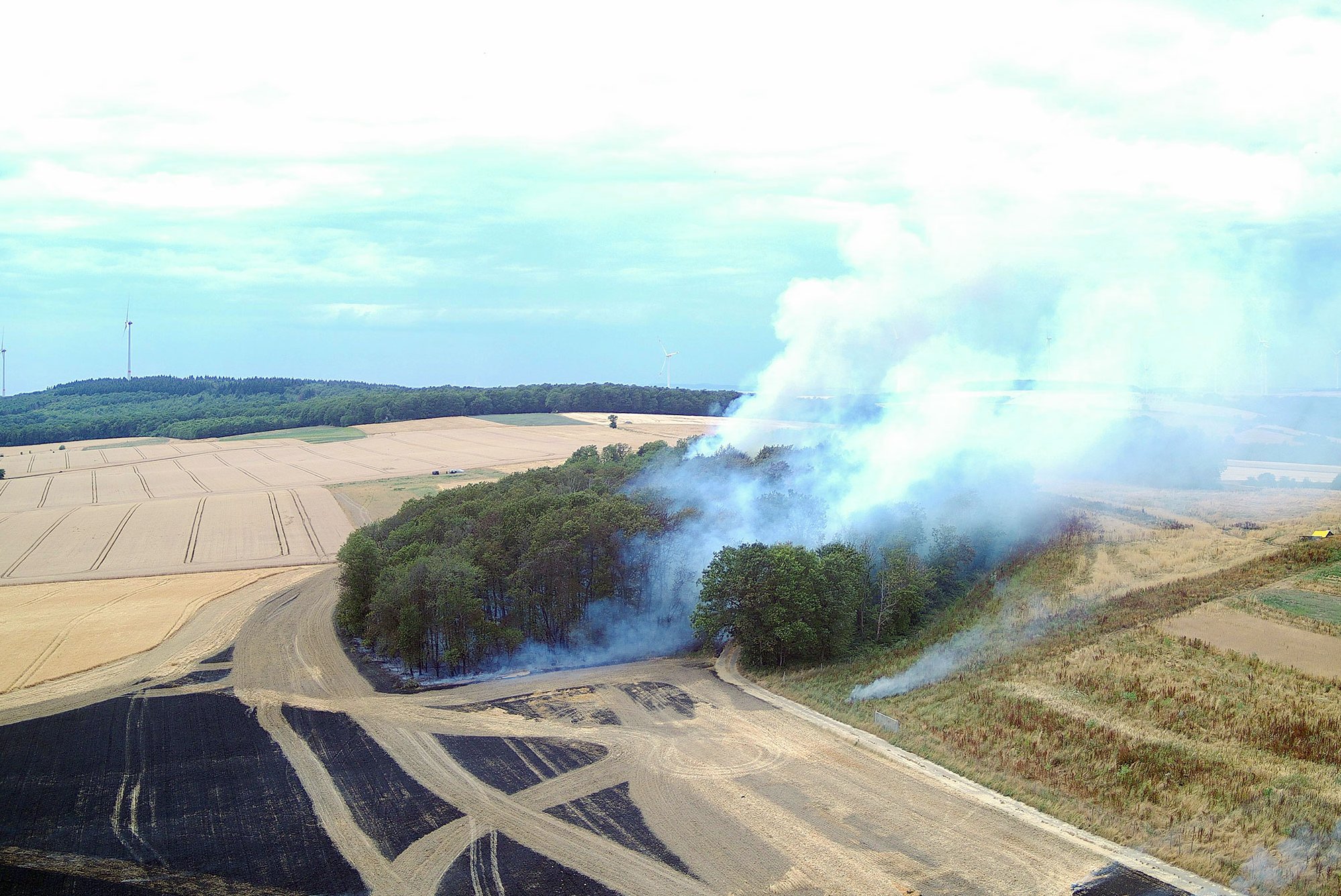 Drohnenaufnahme der Feuerwehr Winnweiler vom Brand bei Sitters. Deutlich sichtbar sind die starke Rauchentwicklung und die Bildung von Wasserdampf. 