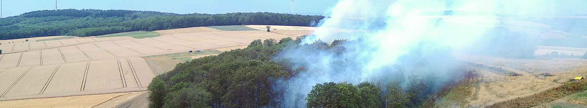 Drohnenaufnahme der Feuerwehr Winnweiler vom Brand bei Sitters. Deutlich sichtbar sind die starke Rauchentwicklung und die Bildung von Wasserdampf. Foto: Feuerwehr Winnweiler