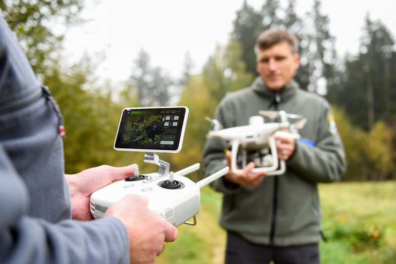  Mitarbeiter der LWF bereiten eine Drohne zum Start vor