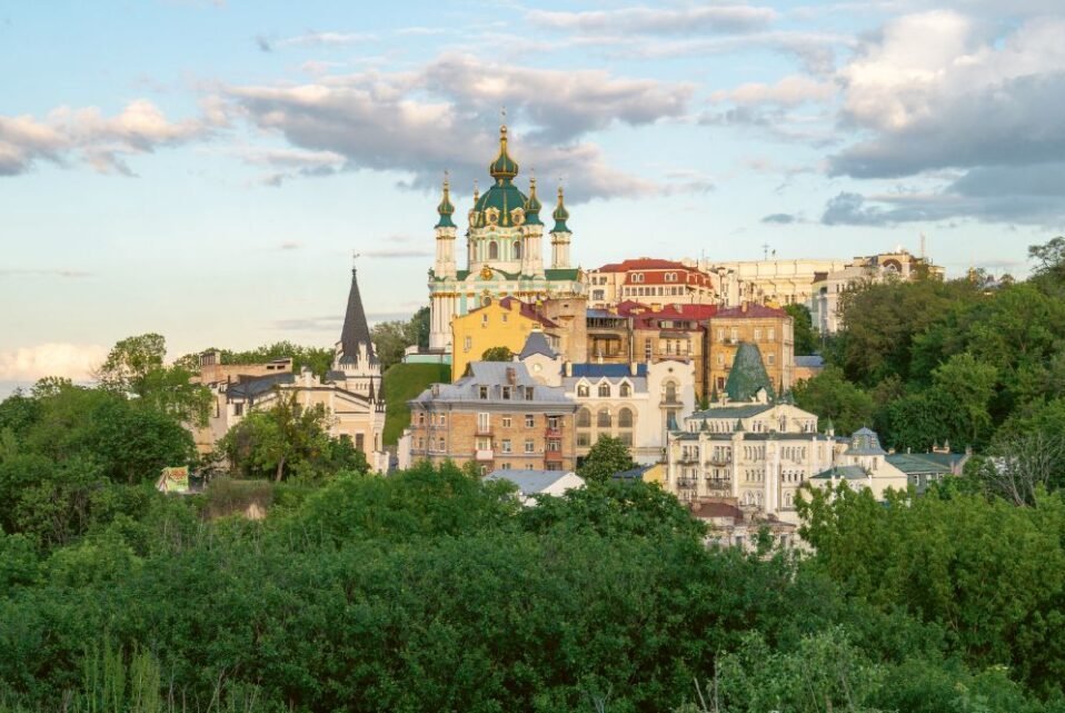 Blick auf die St. Andreas Kirche im historischen Zentrum von Kyiv