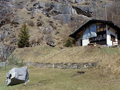 2 Kubikmeter grosser Felsblock, der im 2003 ein Haus in Evolène VS durchschlug
