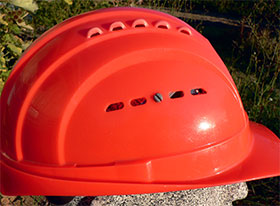 Helm mit Belüftungslöchern