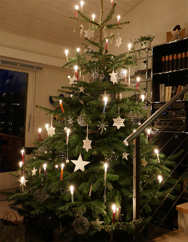 Christbaum mit Kerzen