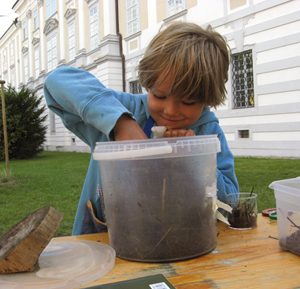 Kind wühlt im Boden (Foto:BFW/C. Lackner)
