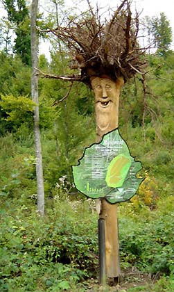 Waldschrat mit Info-Tafel