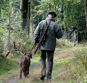Jäger mit seinem Hund