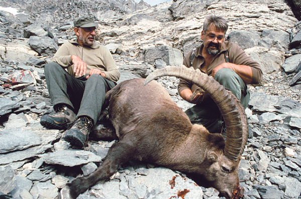 chasseur et bouquetin abattu