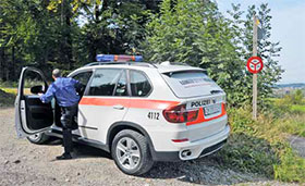 Polizei im Wald