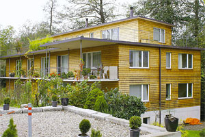 Haus mit Fassade aus thermisch vergütetem Holz