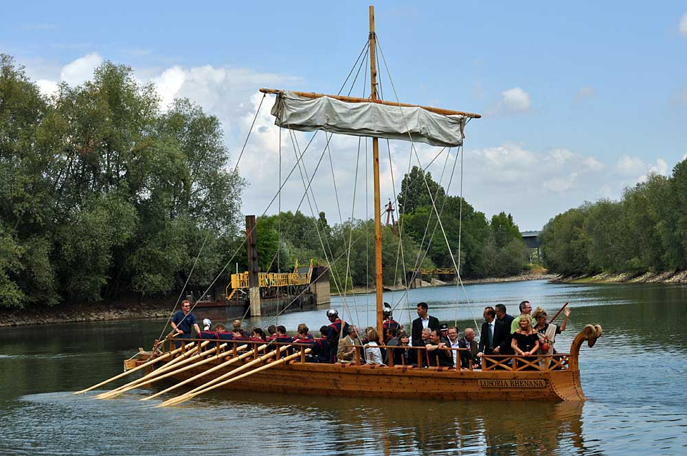 Nachgebautes römisches Kriegsschiff Lusoria auf dem Rhein, ein Beispiel für den hohen Stand der Technik in der Antike bei der Verwendung von Eichenholz (Foto: Nadine Burkgard-Bohrer)