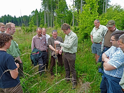 Waldschutzberater Norbert Geisthoff stellt ein Prognoseverfahren für Erd- und Rötelmaus vor