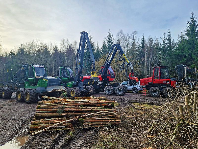 Einstiegsmodelle der Marktführer John Deere und Komatsu als Versuchsmaschinen